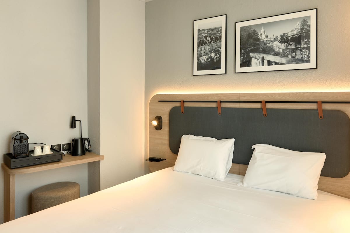 Habitación estándar, 1 cama Queen size | Ropa de cama de alta calidad, escritorio y cortinas blackout