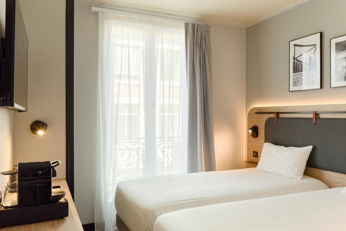 Ropa de cama de alta calidad, escritorio y cortinas blackout 