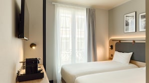 标准房, 2 张单人床 | 高档床上用品、办公桌、遮光窗帘、熨斗/熨板