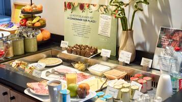 Petit déjeuner buffet servi tous les jours en supplément