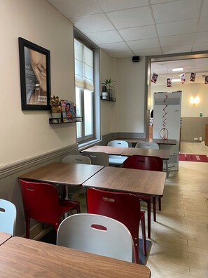Tägliches Frühstücksbuffet (14.9 EUR pro Person)
