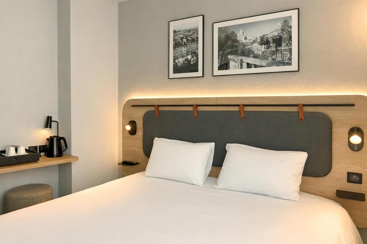 Habitación estándar, 1 cama de matrimonio | Ropa de cama de alta calidad, escritorio, cortinas opacas