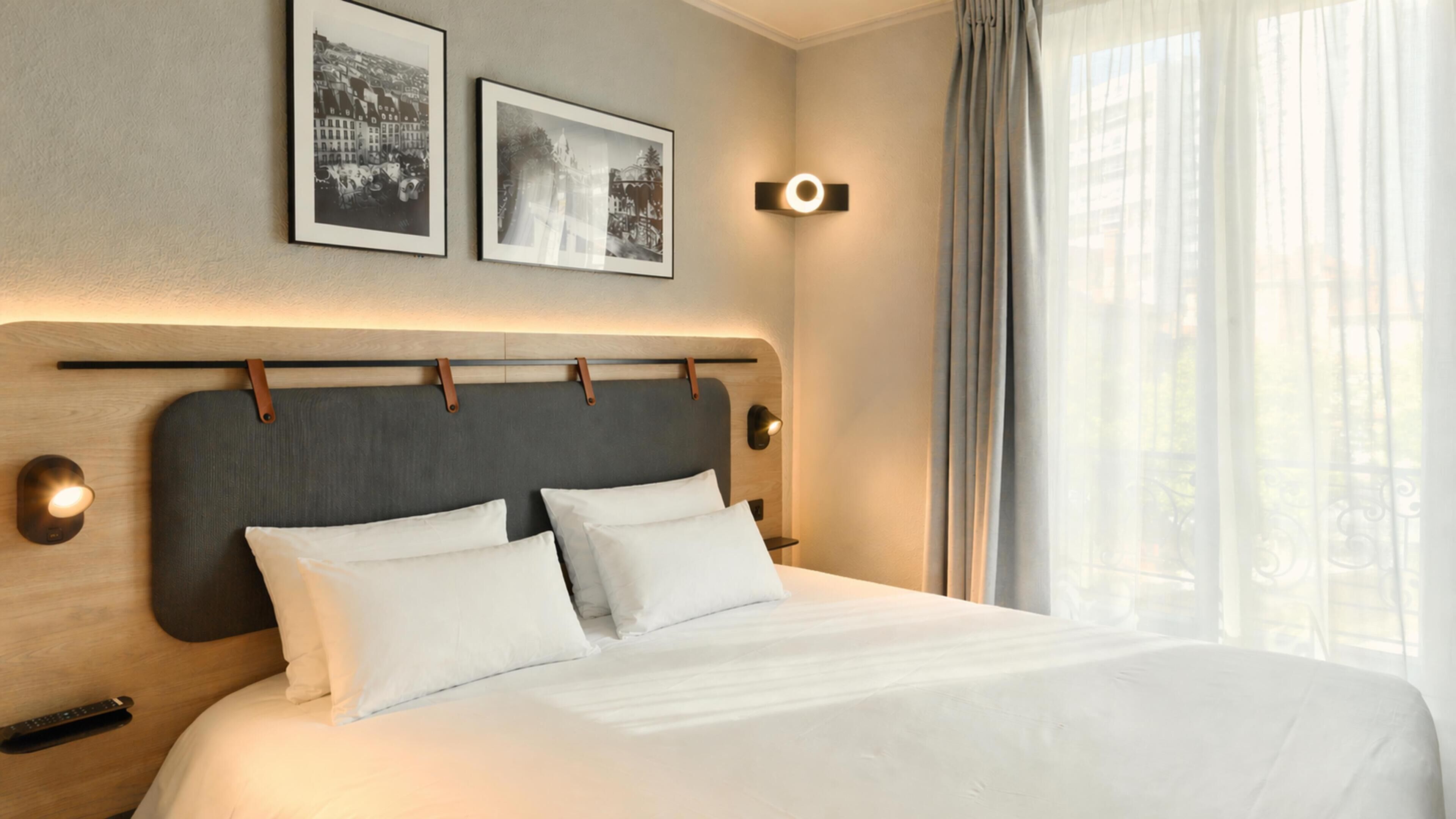 高级房, 1 张特大床 | 高档床上用品、办公桌、遮光窗帘、熨斗/熨板