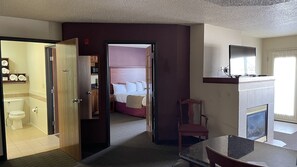Family Suite, 1 King Bed, Non Smoking, Fireplace (2 Room, Kitchen) | Premium bedding, desk, soundproofing, iron/ironing board