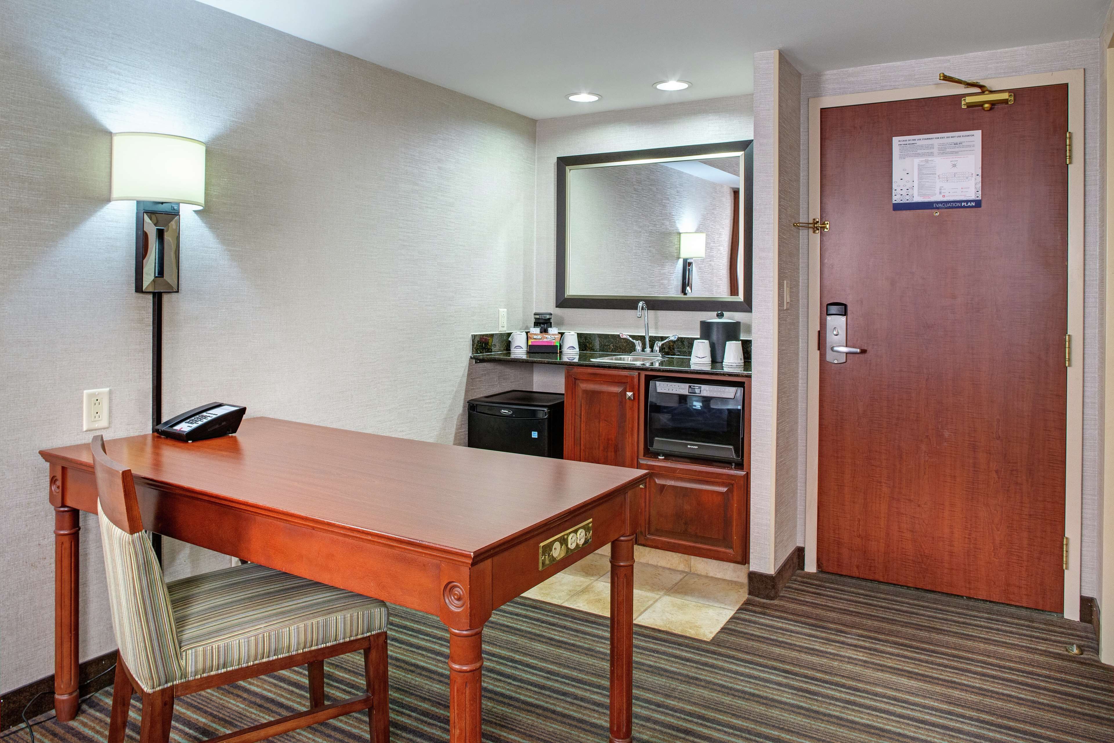 Photo - Hampton Inn & Suites by Hilton Toronto Airport