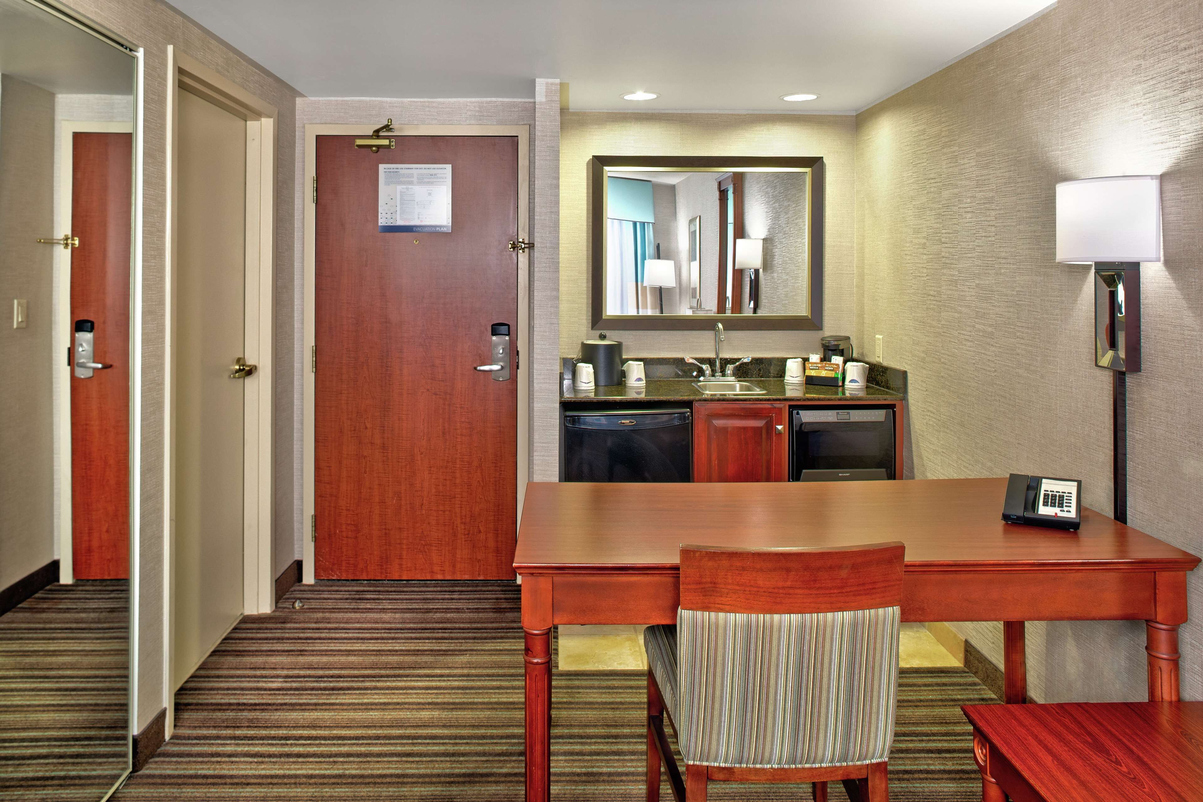 Photo - Hampton Inn & Suites by Hilton Toronto Airport