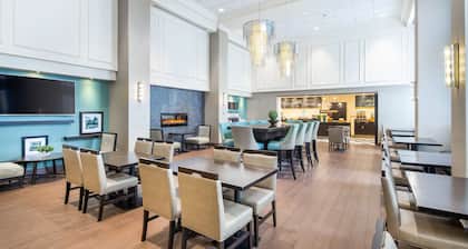 Hampton Inn & Suites by Hilton Toronto Airport