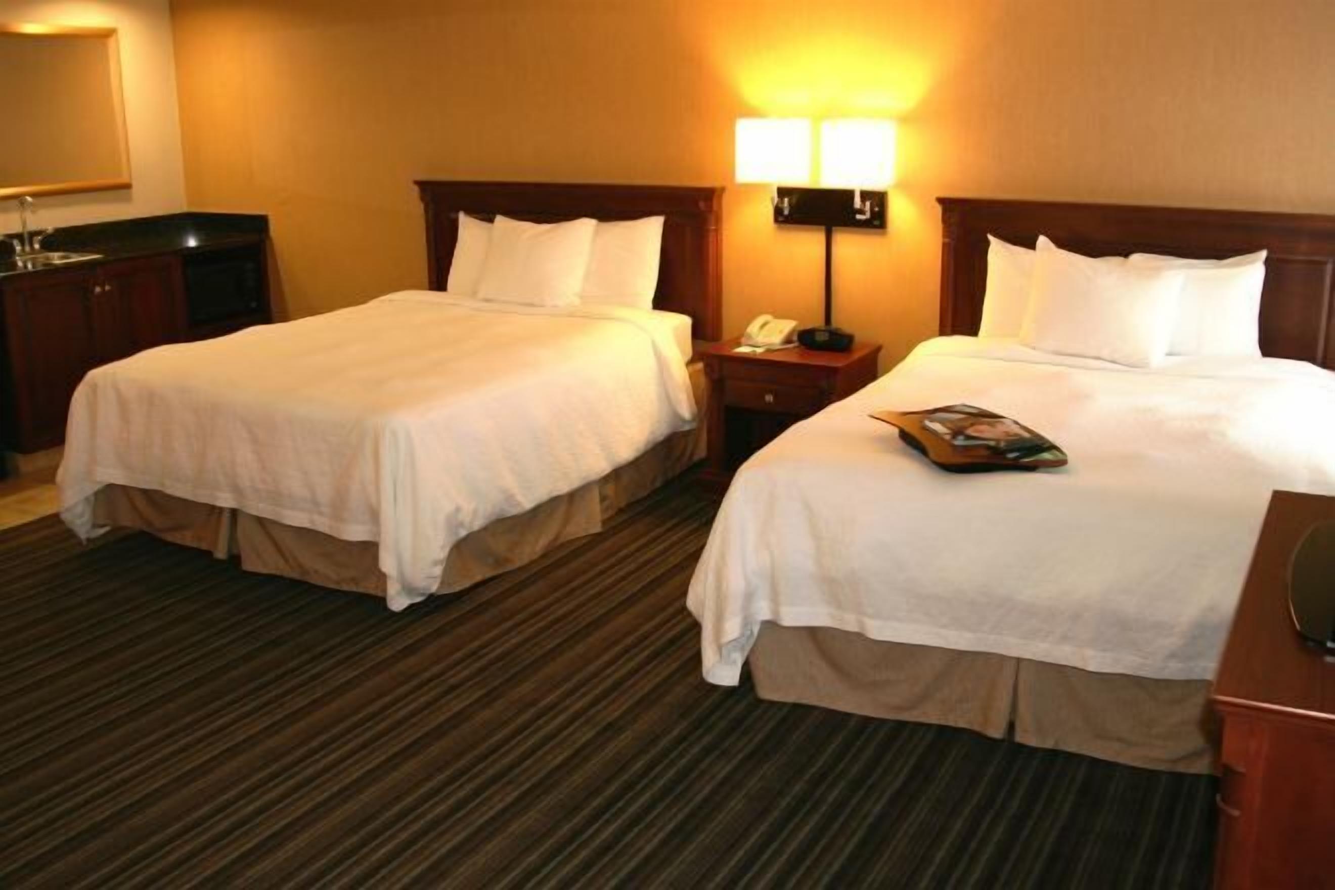 고급 침구, 책상, 노트북 작업 공간, 암막 커튼