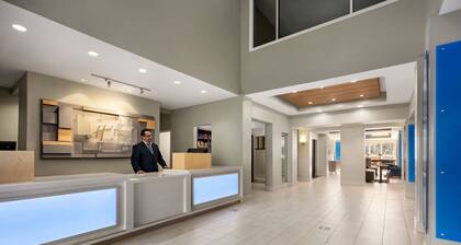 Holiday Inn Express & Suites Philadelphia - Mt. Laurel by IHG