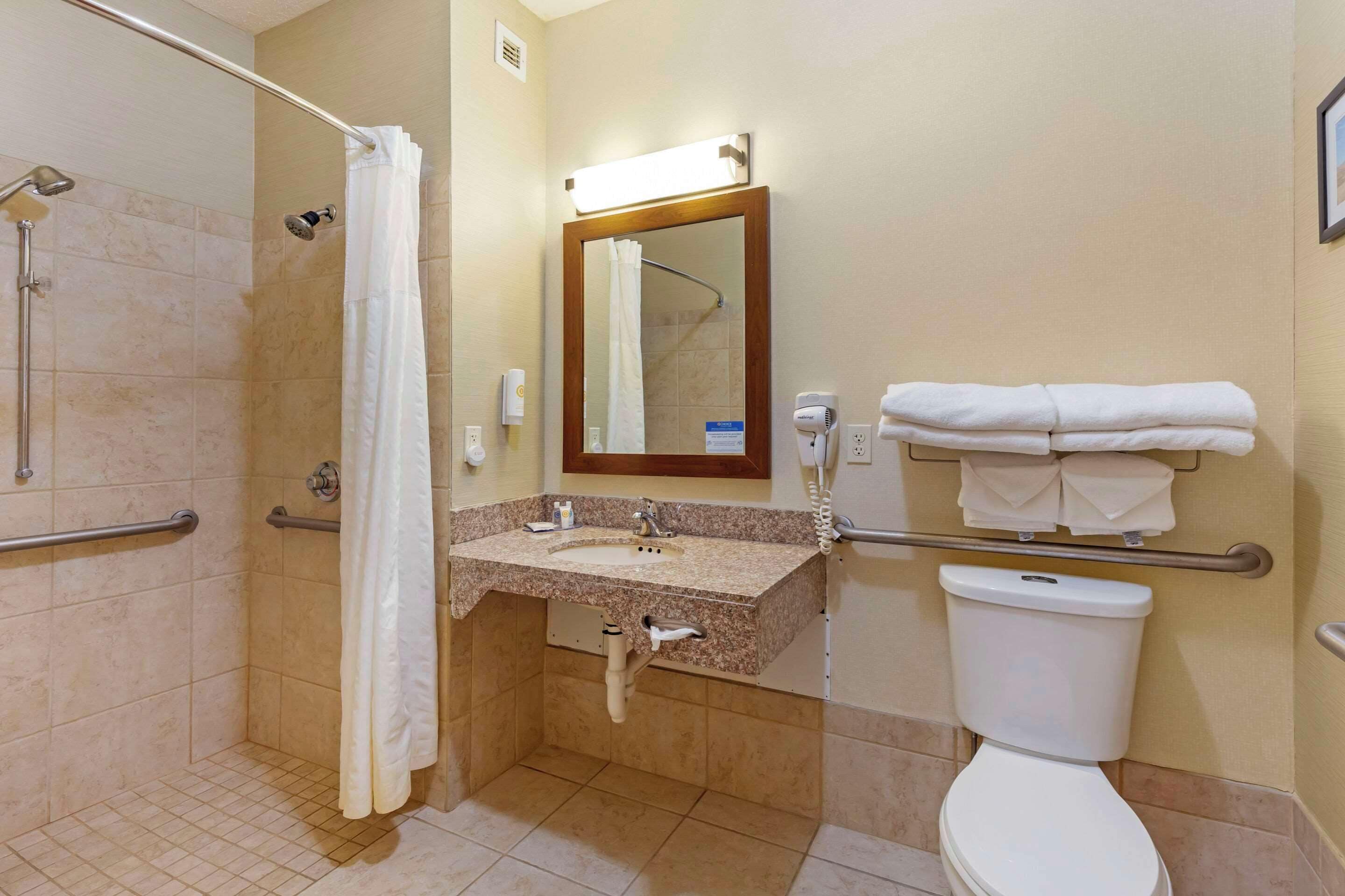 room, 1 king bed, accessible, non smoking | bathroom | combined shower/bathtub, hair dryer, towels, soap