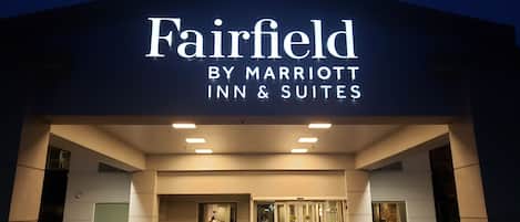 Vista frontal de la propiedad por la tarde o noche