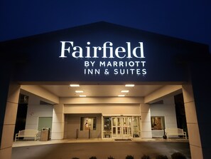 The exterior of Fairfield by Marriott Inn & Suites with a modern entrance and a clear view of the lobby area. - Fairfield Inn & Suites by Marriott Bend Downtown (Bend)