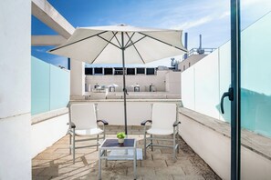 Superior Room, 2 Katil Bujang (Single) | Bar mini, peti besi dalam bilik, meja, kalis bunyi 