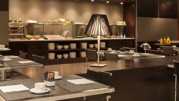 Dagelijks ontbijtbuffet (EUR 15.40 per persoon)