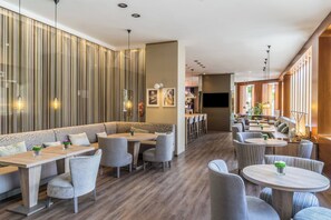 2 Bars/Lounges