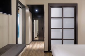 Family Room, 1 King Bed with Sofa bed, Non Smoking | Minibar, in-room safe, desk, laptop workspace