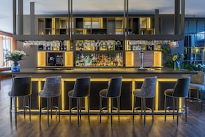 2 bars/lounges