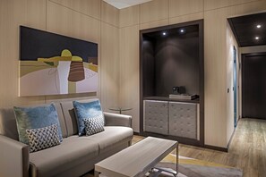 Una sala de estar moderna con sofá, mesa de centro y aparador.