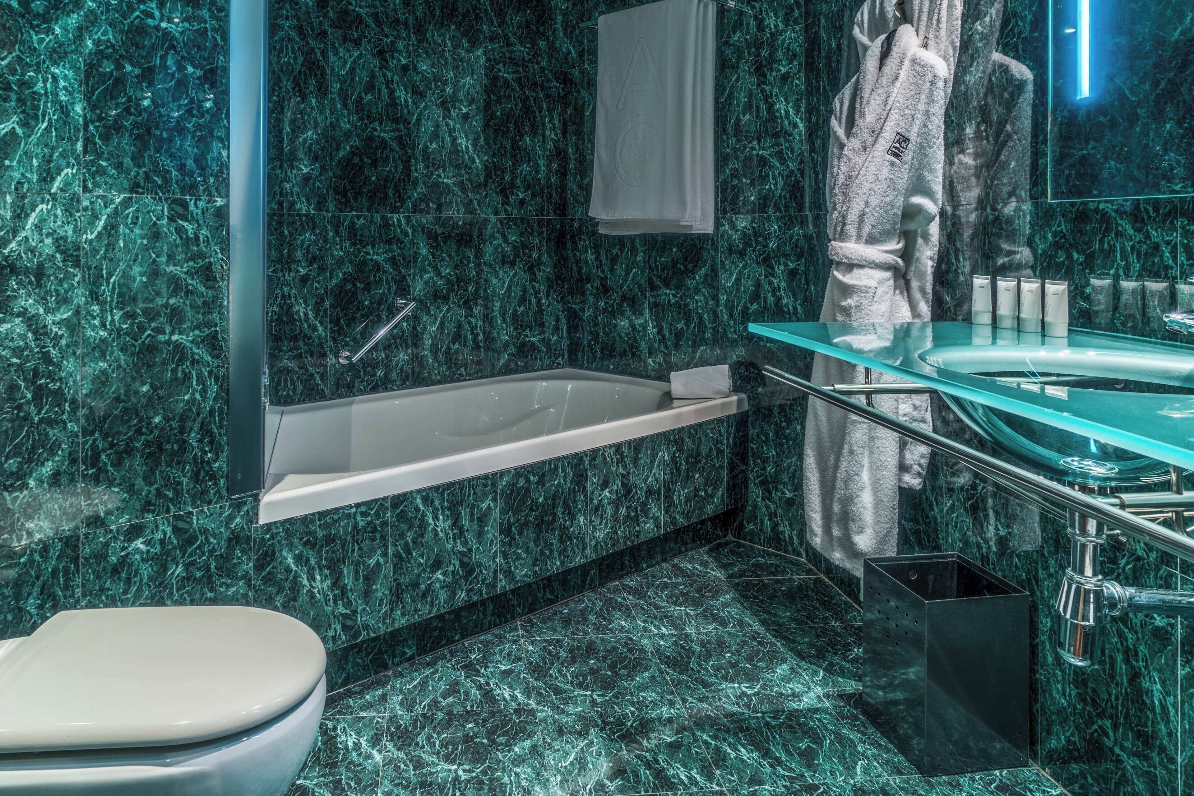 standard room, 1 king bed, non smoking | bathroom | combined shower/bathtub, free toiletries, hair dryer, towels