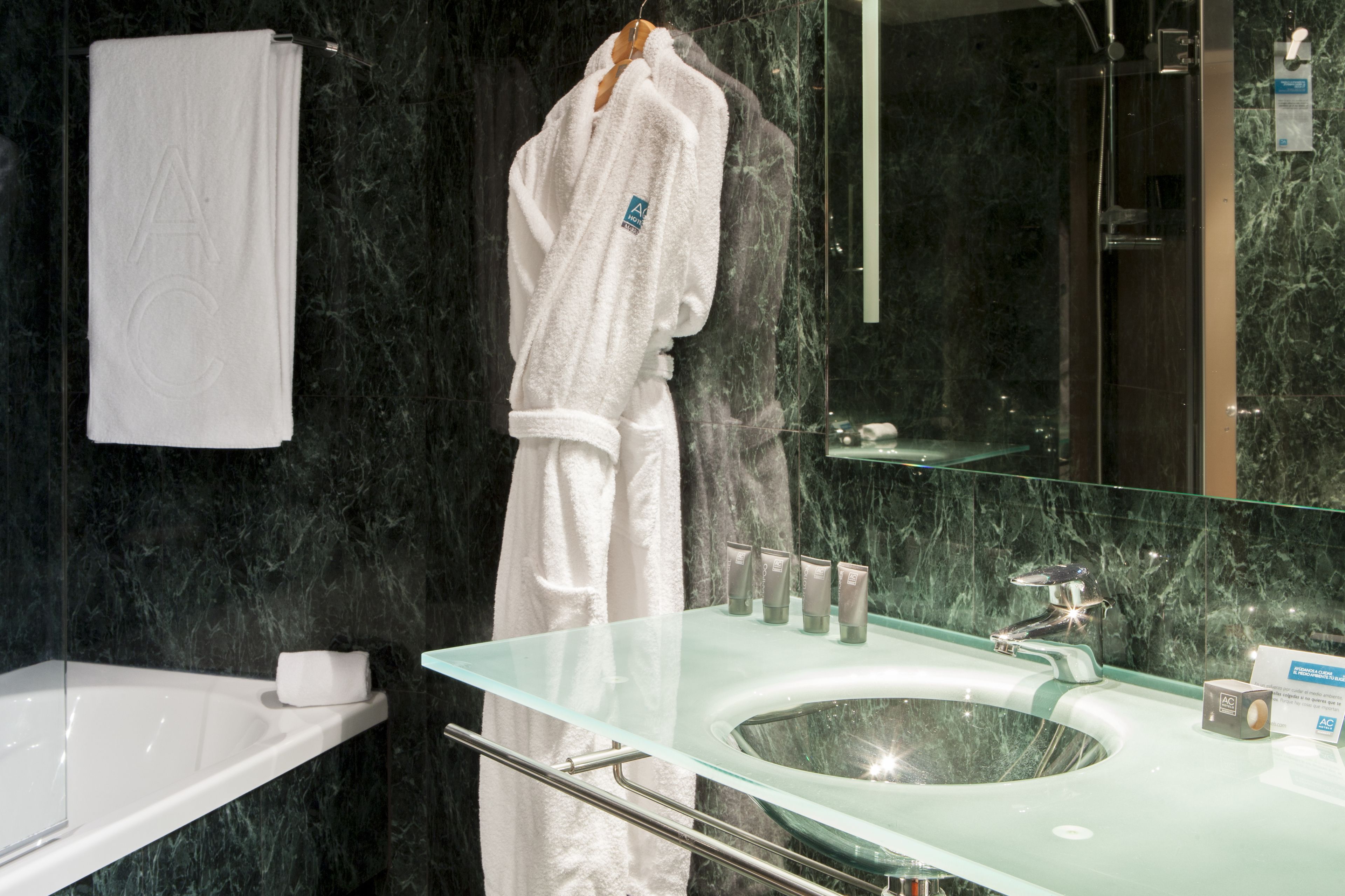 superior room | bathroom | combined shower/bathtub, free toiletries, hair dryer, towels