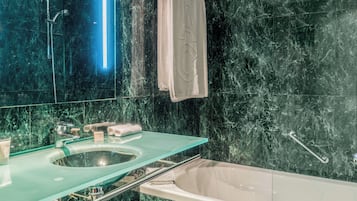 Een bad/douchecombinatie, gratis toiletartikelen, een haardroger