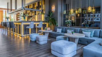 2 bars/lounges