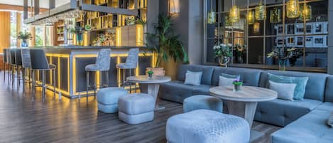 2 Bars/Lounges