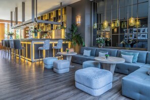Un área de bar moderna con asientos y una barra.