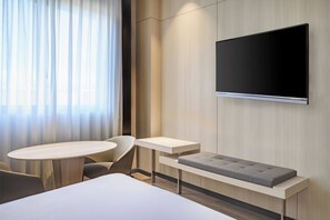 Minibar, in-room safe, desk, laptop workspace - AC Hotel Valencia by Marriott (Valencia)
