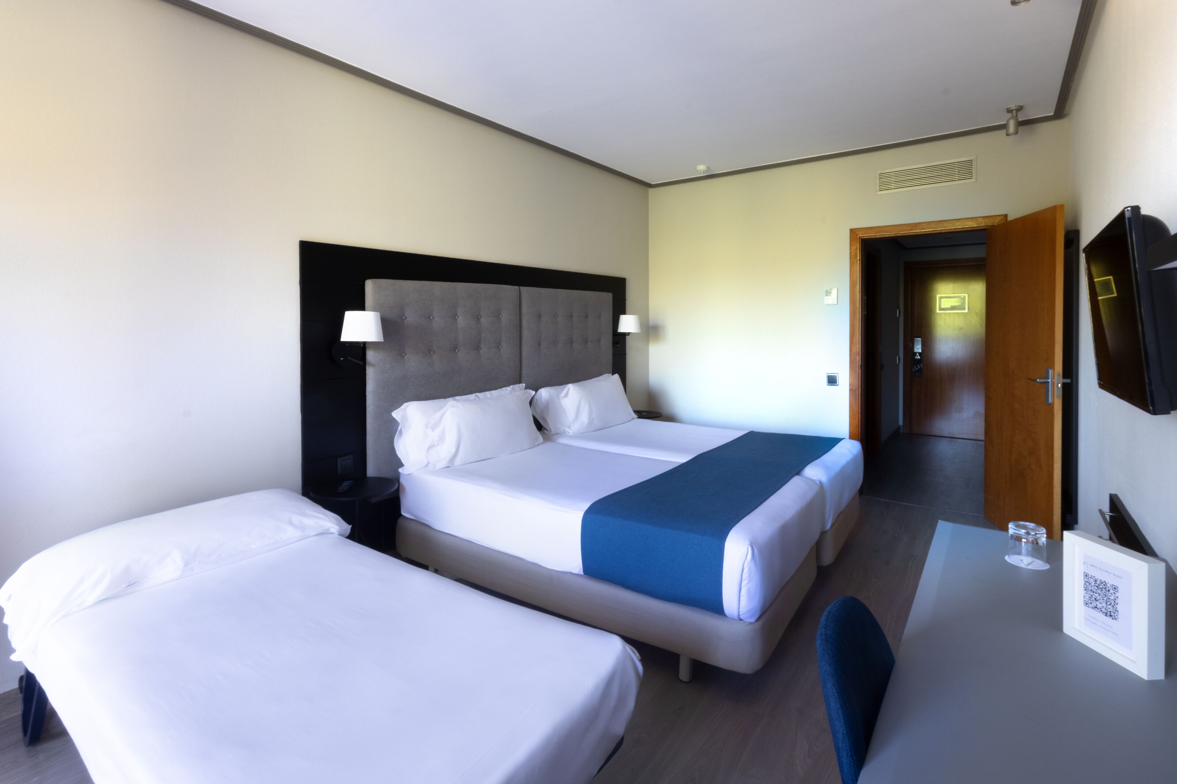 ميني بار وخزنة داخل الغرفة ومكتب ومساحة عمل للكمبيوتر المحمول