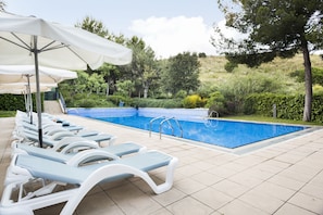 Piscine extérieure (ouverte en saison), parasols de plage