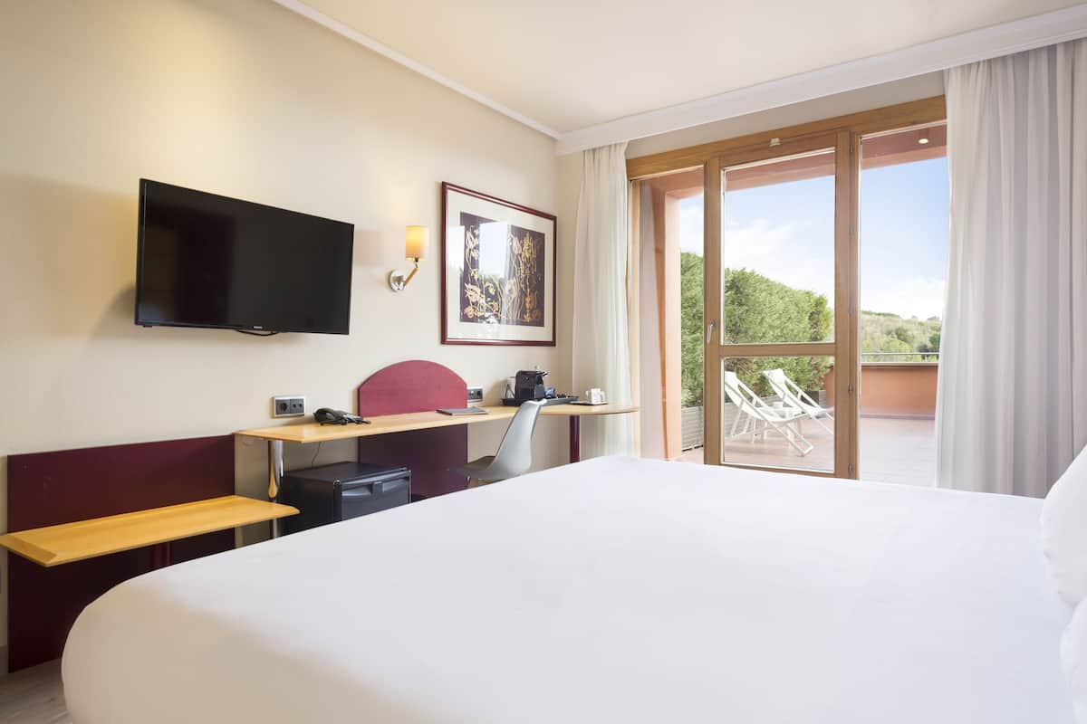 executive room | 1 bedroom, minibar, in-room safe, desk