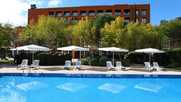 Piscina a l'aire lliure de temporada (horari: 09:00-21:00) i para-sols