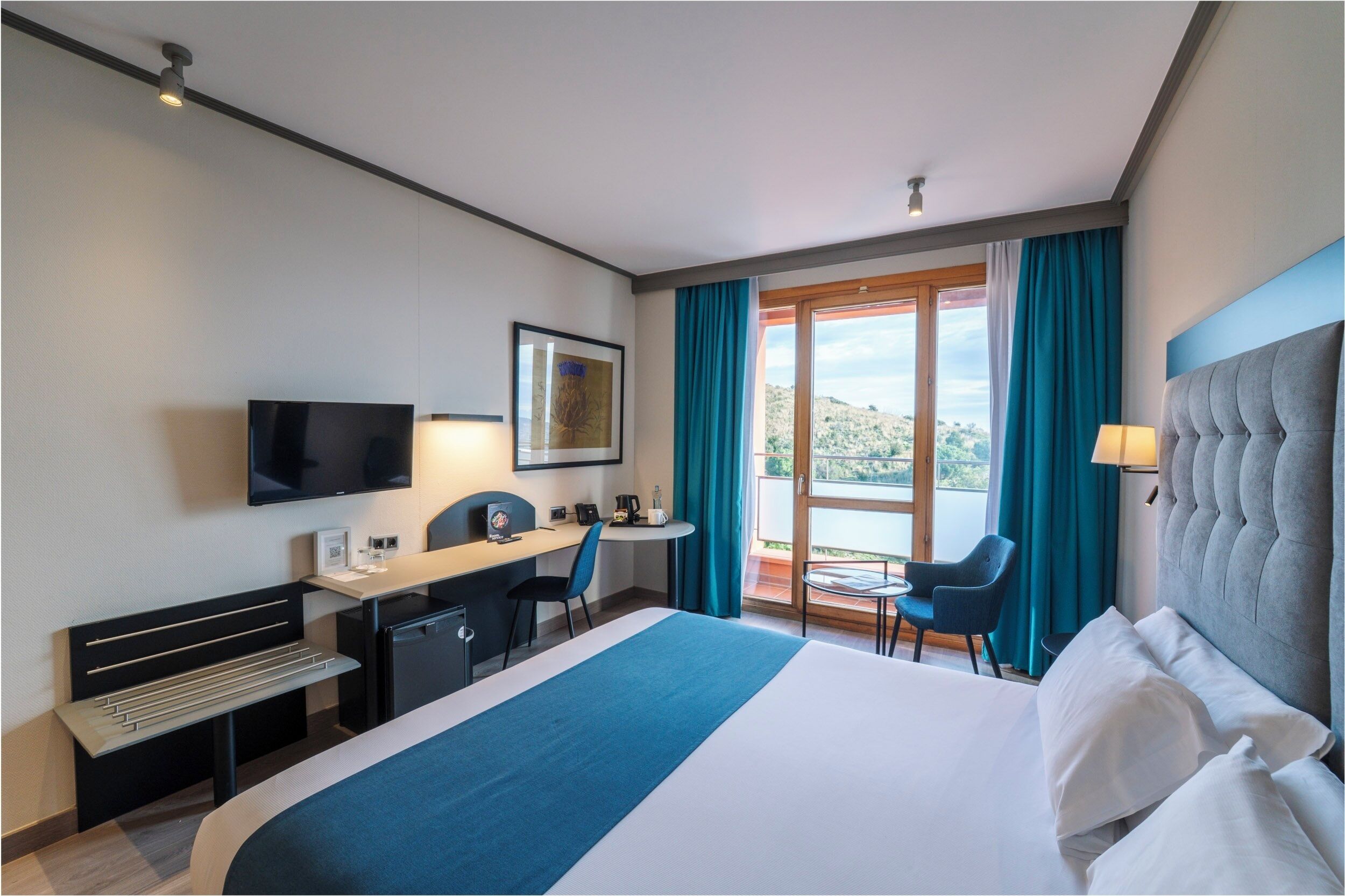 Standard Room | Minibar, in-room safe, desk, laptop workspace