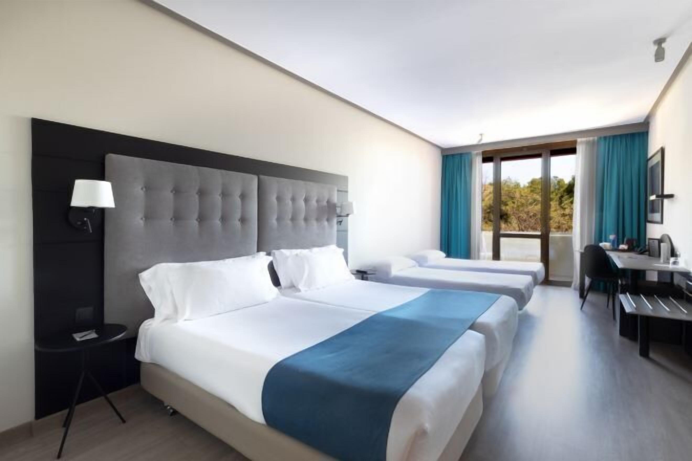 Minibar, Zimmersafe, Schreibtisch, laptopgeeigneter Arbeitsplatz