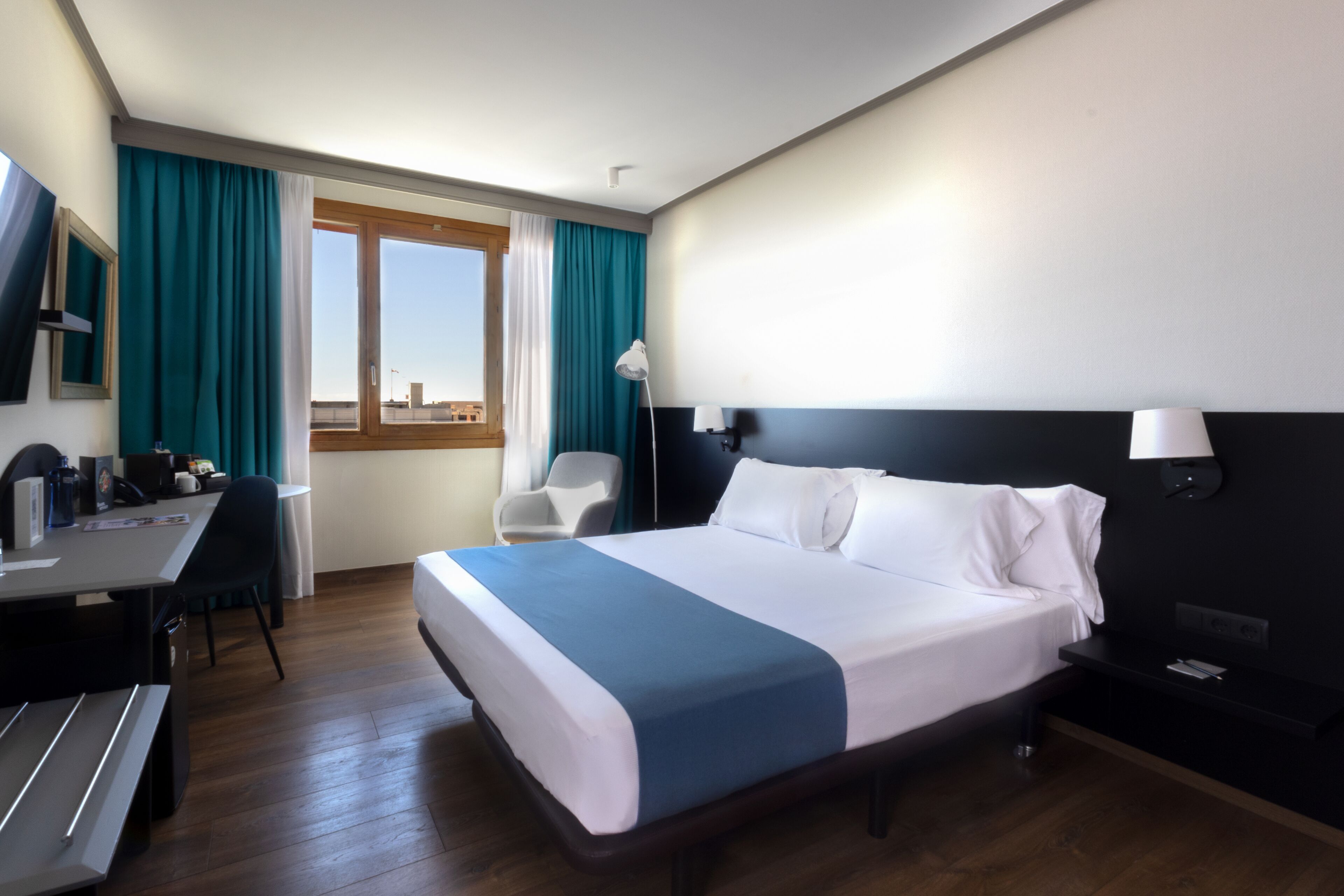 ميني بار وخزنة داخل الغرفة ومكتب ومساحة عمل للكمبيوتر المحمول