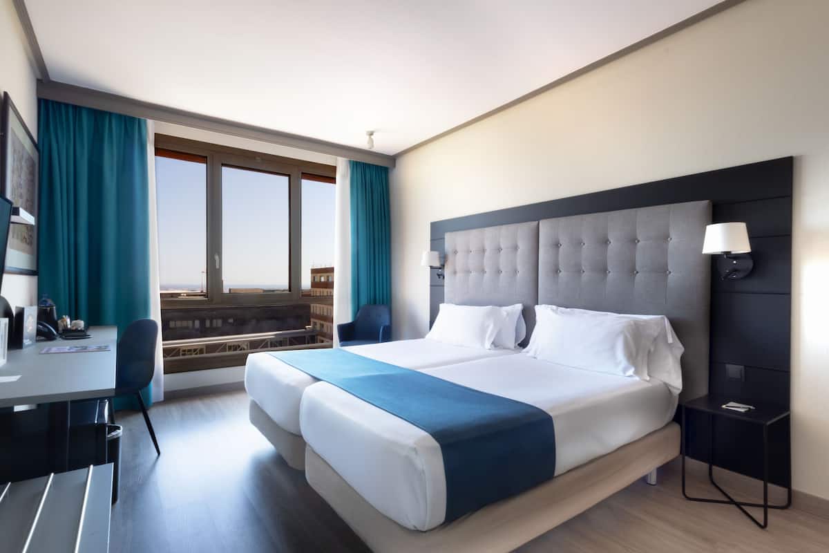 Standard Room | Bar mini, peti besi dalam bilik, meja, ruang kerja komputer riba
