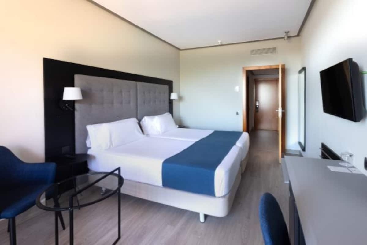 Minibar, coffres-forts dans les chambres, bureau