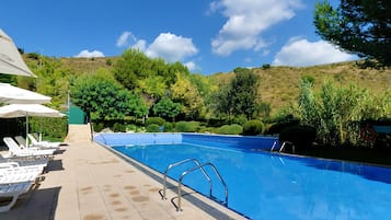 Piscina externa sazonal, funciona das 9h às 21h, guarda-sóis