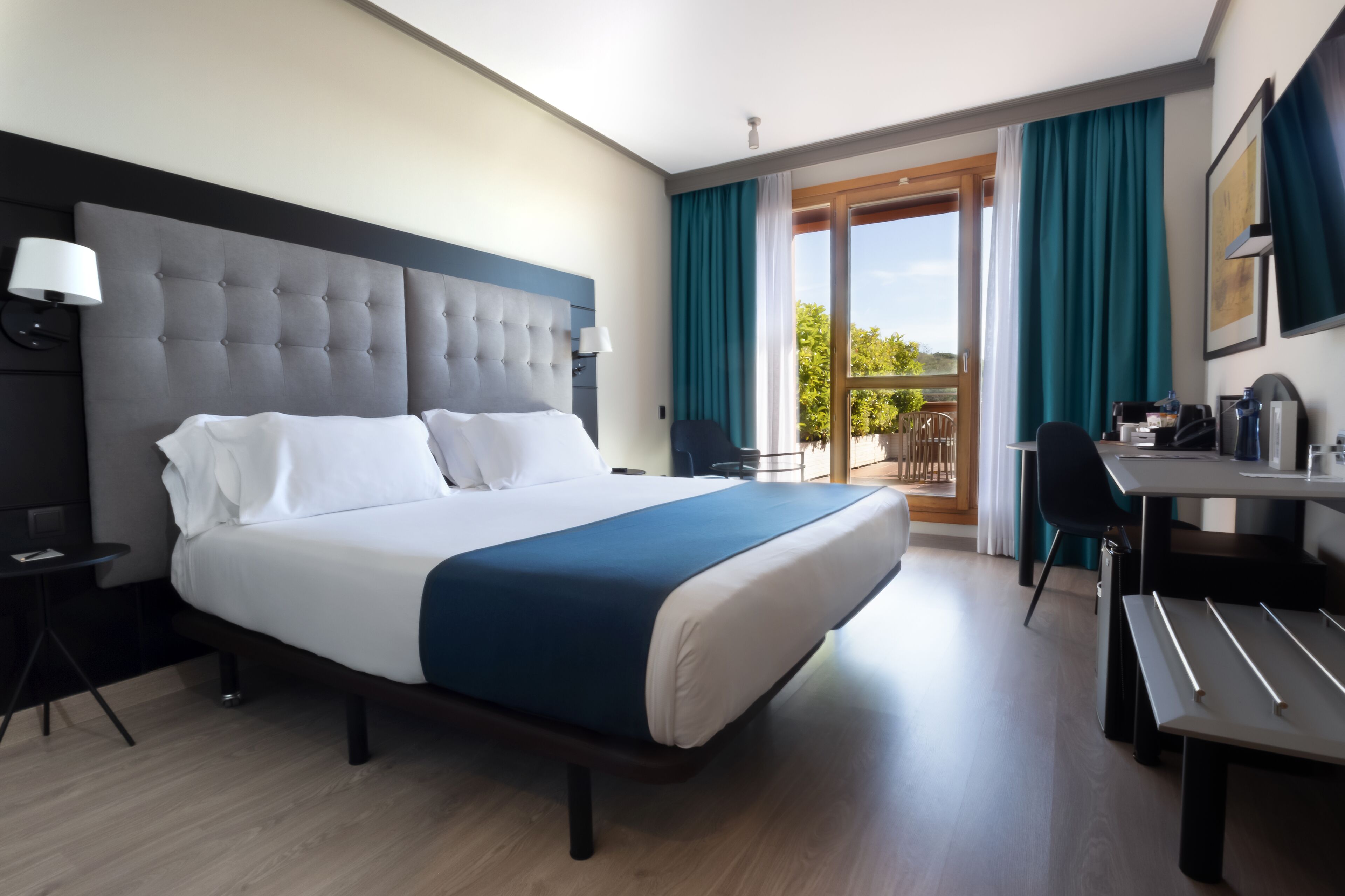 ミニバー、セーフティボックス (室内)、デスク、ノートパソコン用作業スペース