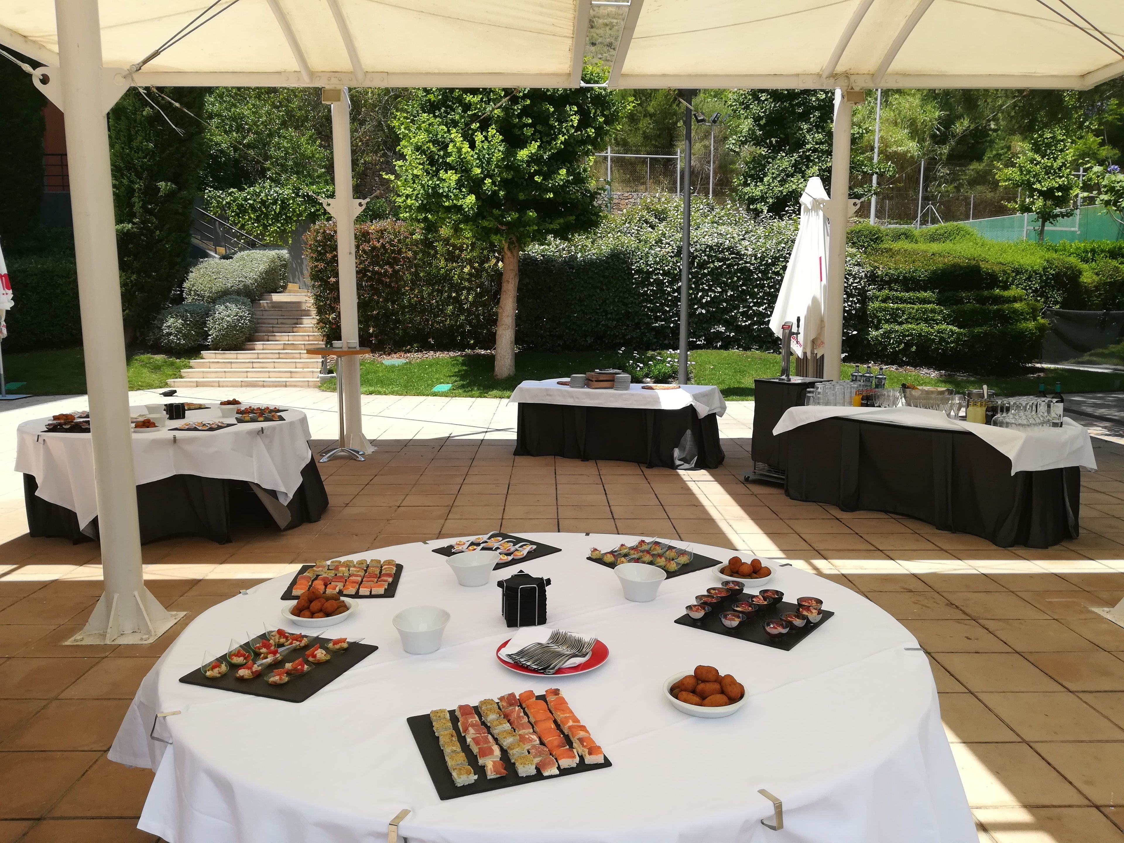 朝食、ディナーに営業