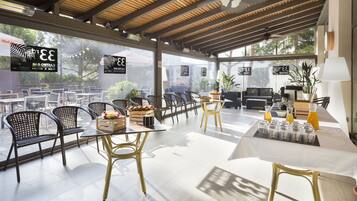 Breakfast and dinner served