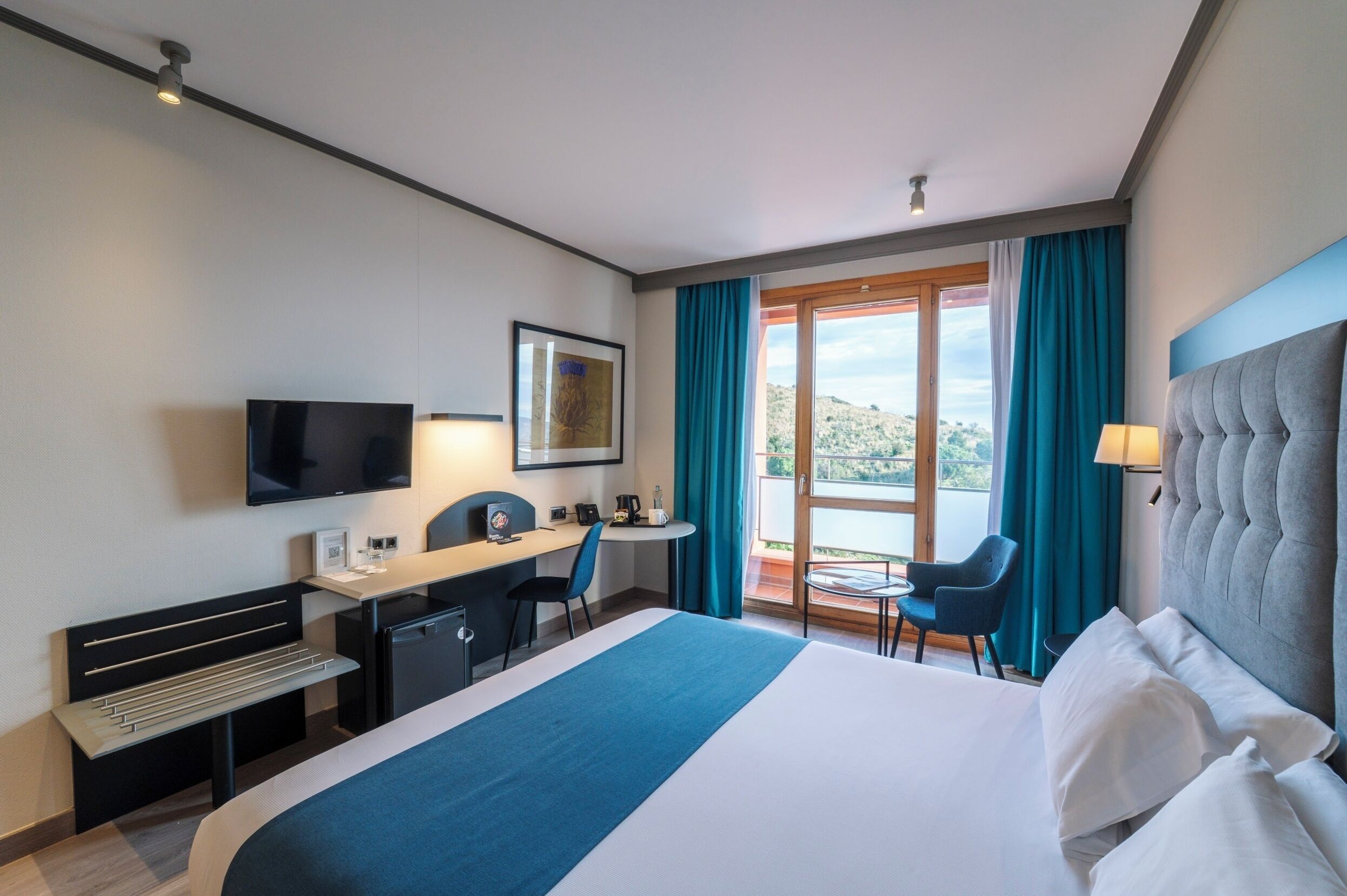 Standard-huone | Minibaari, tallelokero huoneessa, työpöytä