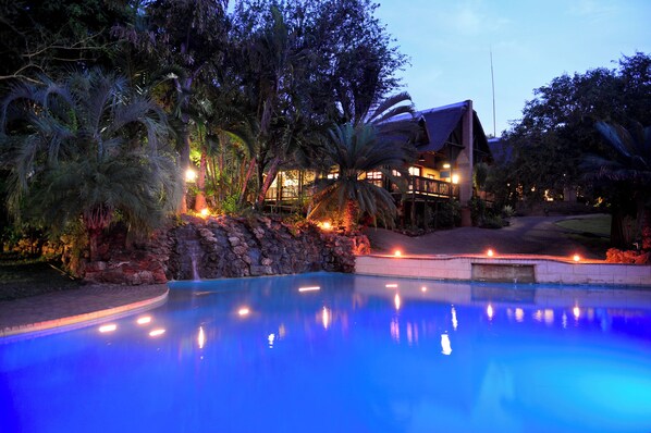 Outdoor pool, sun loungers - Pestana Kruger Lodge (Nkomazi)