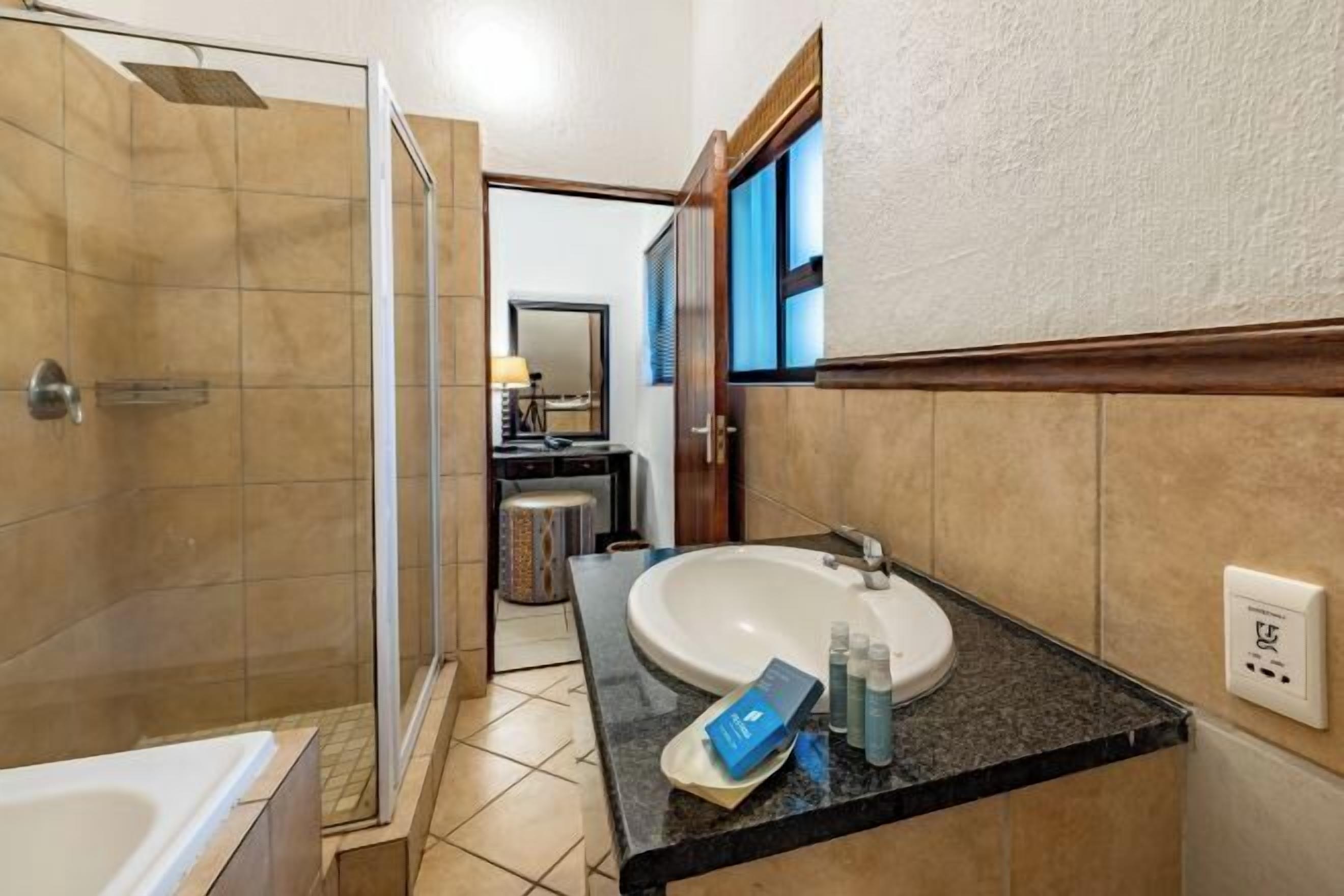 Combined shower/tub, free toiletries, hair dryer, towels