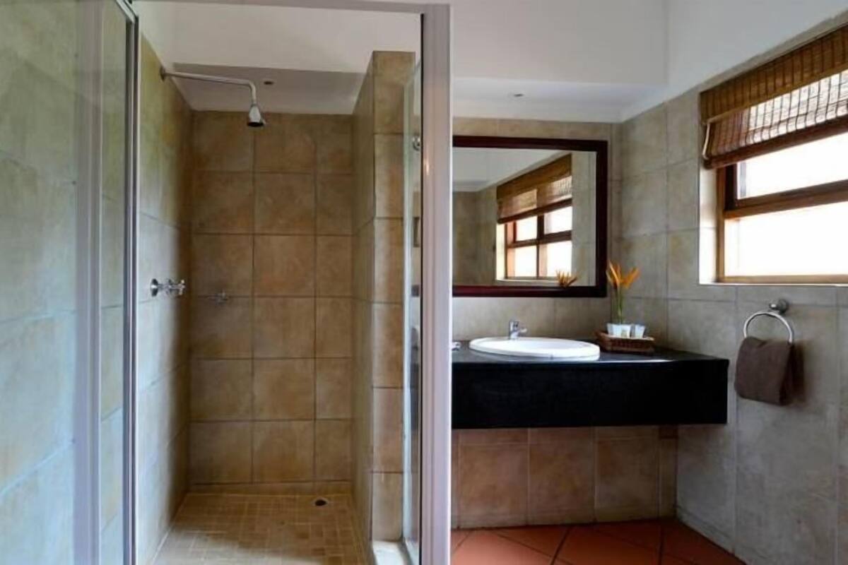 Bathroom | Combined shower/bathtub, free toiletries, hair dryer, towels