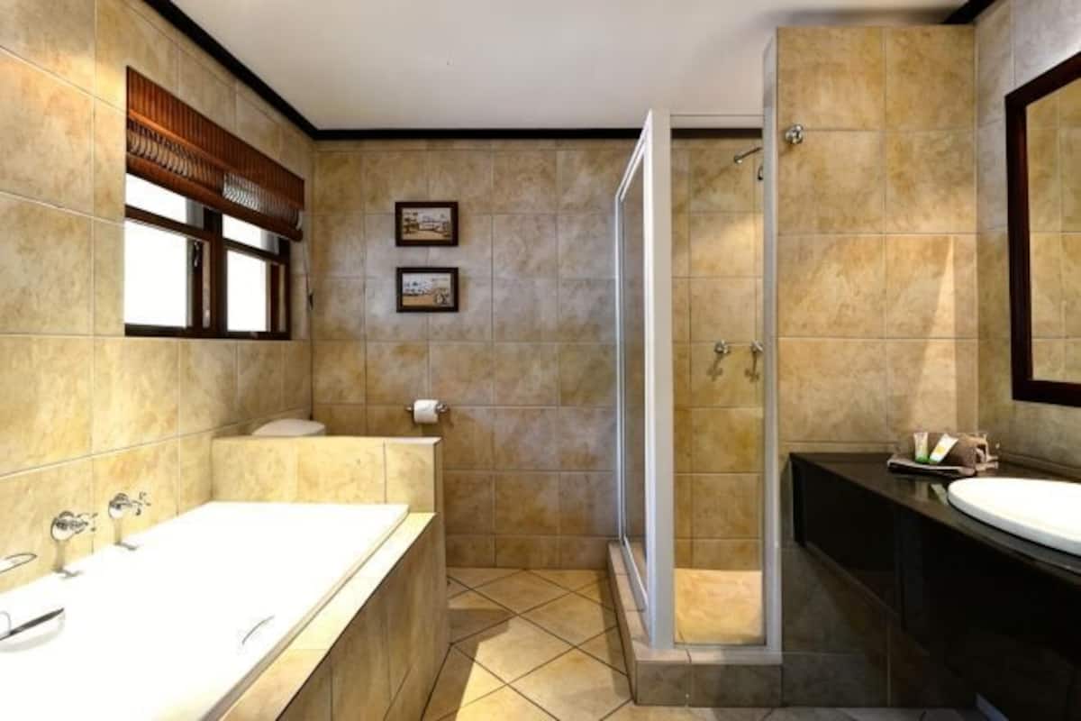 Bathroom | Combined shower/bathtub, free toiletries, hair dryer, towels