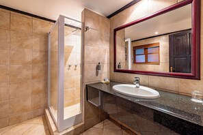 Deluxe Room | Bathroom | Combined shower/tub, free toiletries, hair dryer, towels