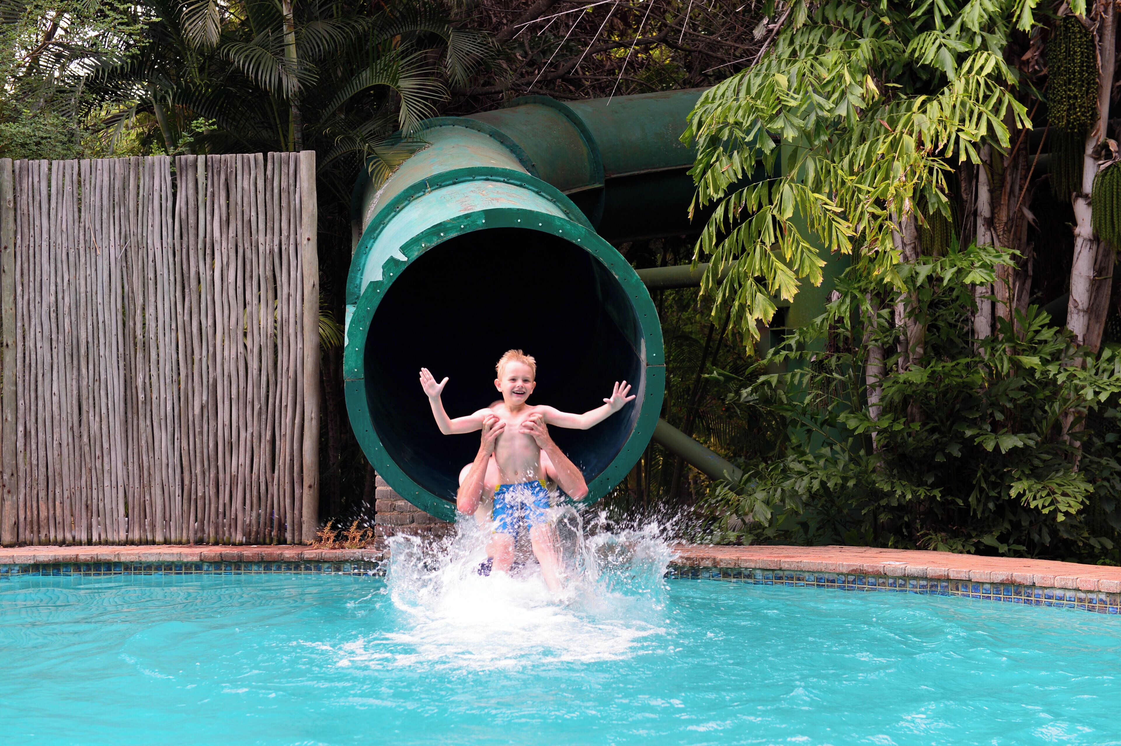 Piscina externa, espreguiçadeiras