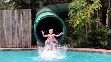 Piscina externa, espreguiçadeiras